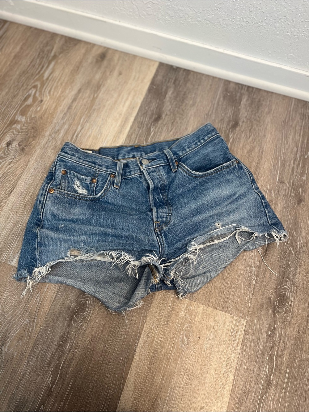 Levi’s Premium 501 Cutoff Denim Shorts Womens 29 Distressed Raw Hem